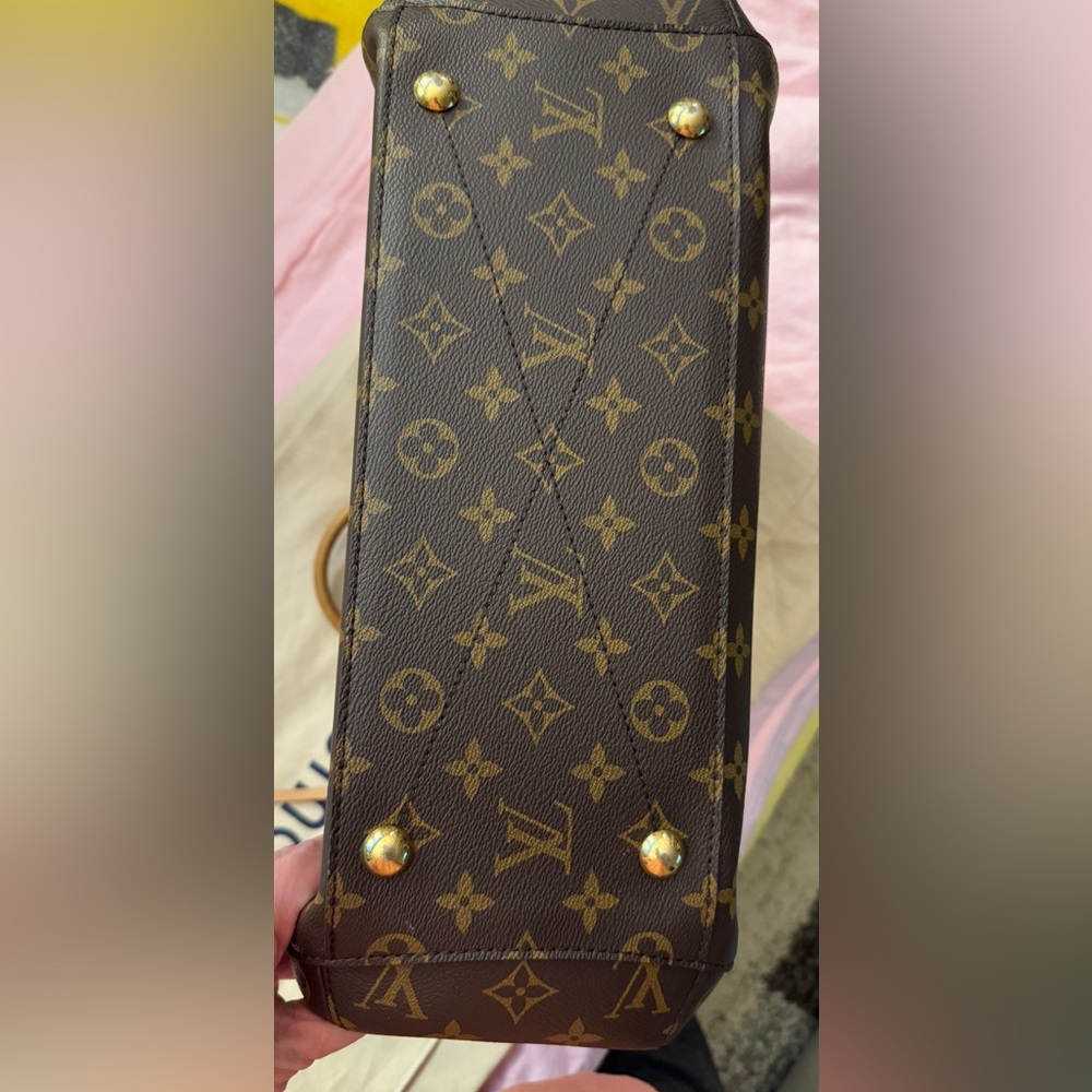 Louis Vuitton Montaigne GM Brown and Tan Monogram Tote with COA. - Picture 9 of 12